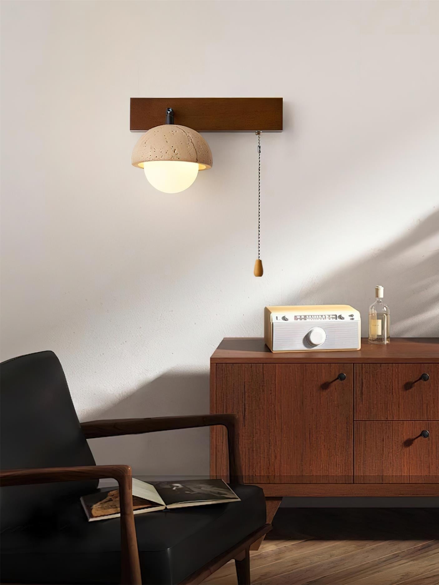 Wandleuchte aus Travertin in Nussbaum
