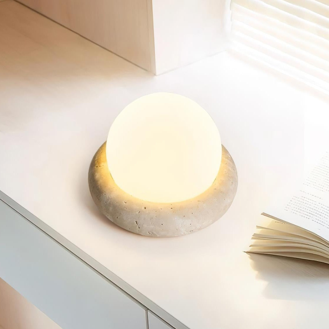 Halbrunde Tischlampe aus Travertin im cremefarbenen Stil