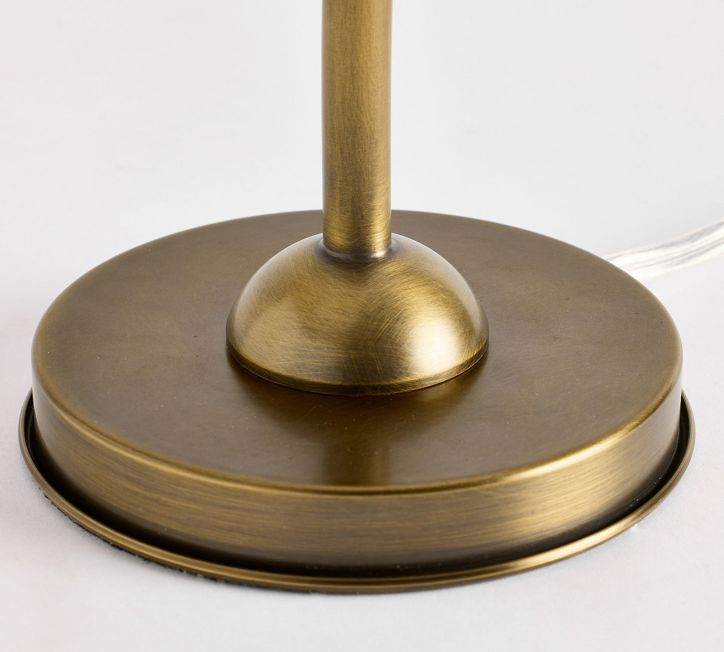 Luvora Eisen Tischlampe mit strukturiertem Plisseeschirm im Vintage Look für Wohn und Arbeitsbereiche