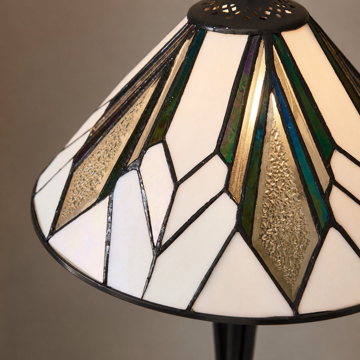 TF Astoria Art Deco Tischleuchte aus Buntglas – Facettierter und irisierender Schirm für Schlaf- oder Wohnzimmer