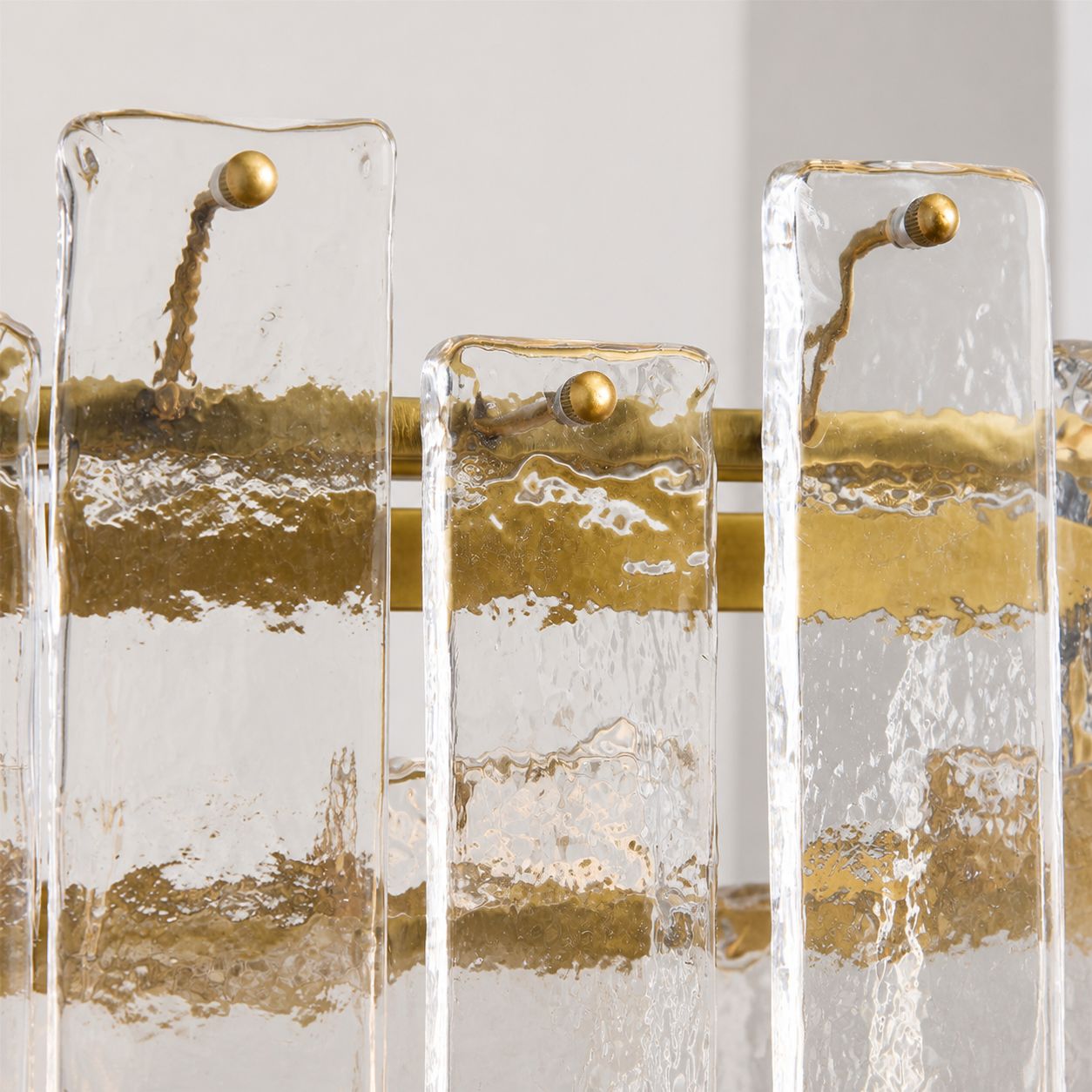 Lumvey Runder Kronleuchter – Vintage-inspirierter Metallrahmen mit gestuftem Glas für Esszimmer und Foyer