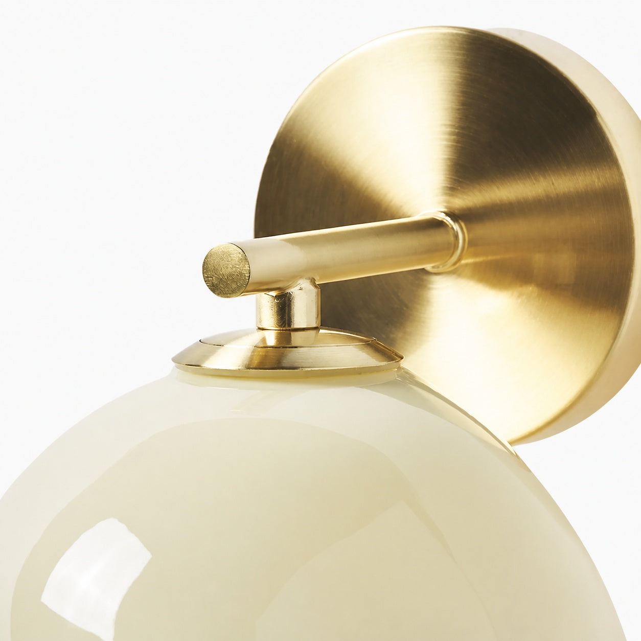Orra Wandleuchte aus Opalglas – Elegante Kugel- und Metallwandleuchte für Wohnzimmer und Schlafzimmer