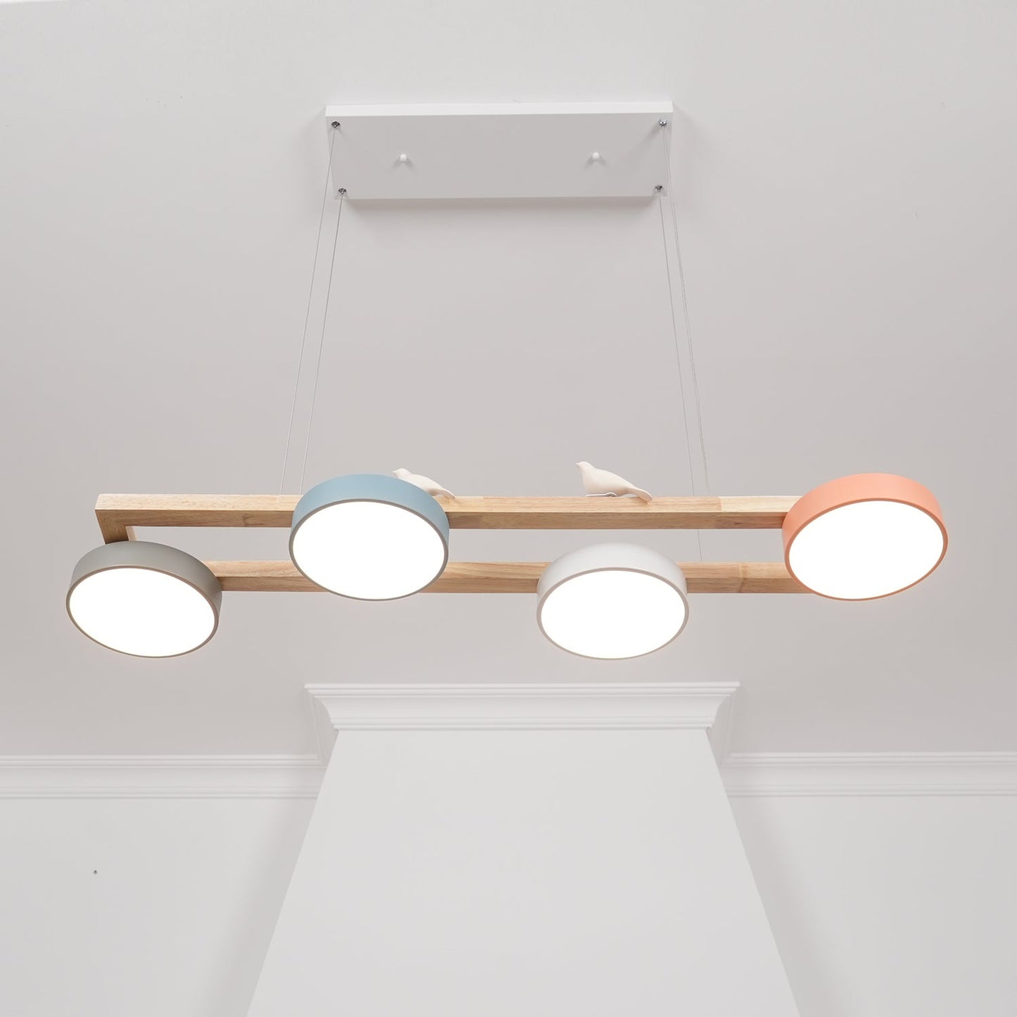 Vogel-Kronleuchter, Holzbalken, Metall, Acrylharz, integrierte LED, helles weißes Licht