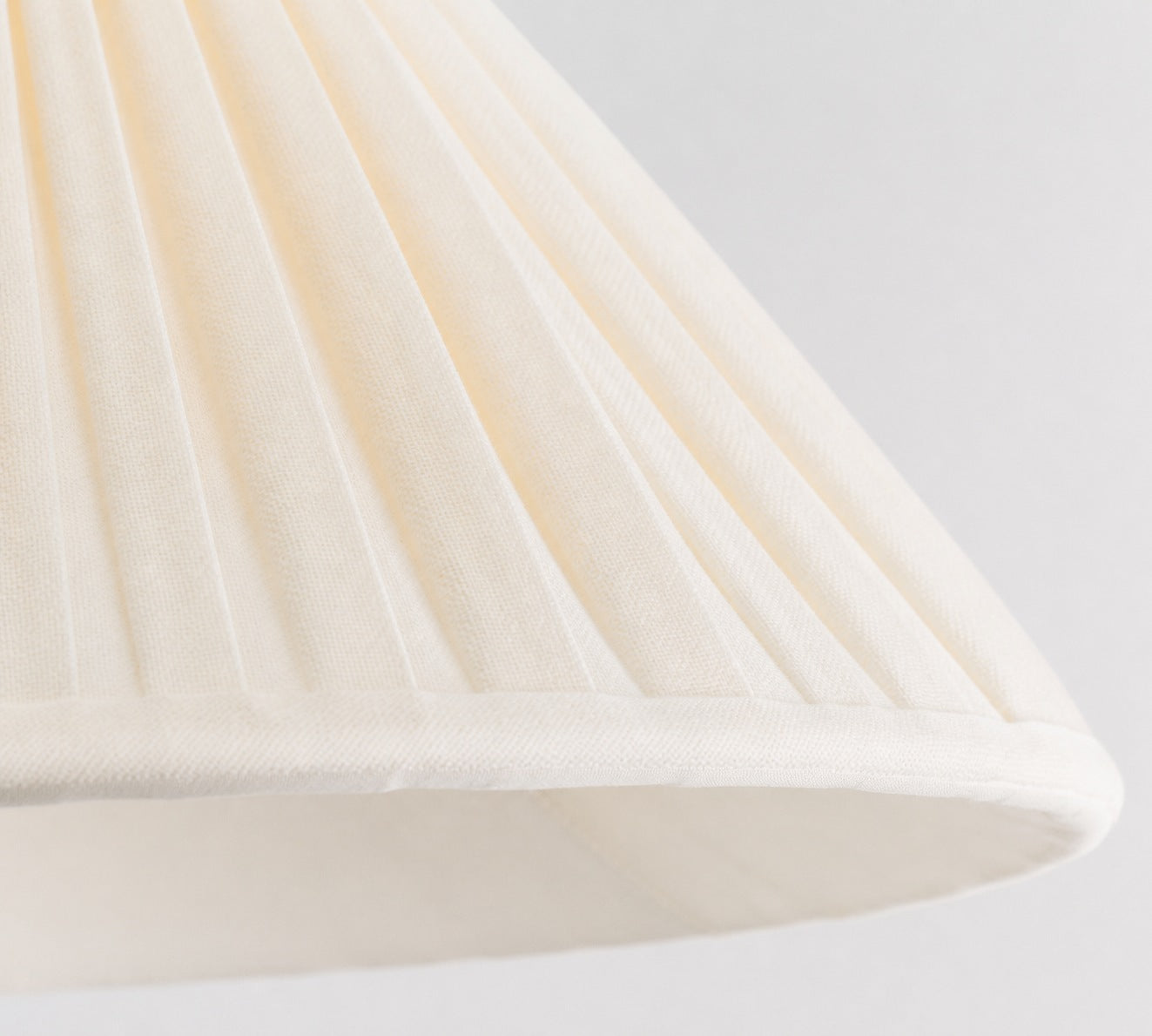 Luvora Plissee-Rollo, flächenbündig montiert – rundes Stoffdesign für niedrige Decken