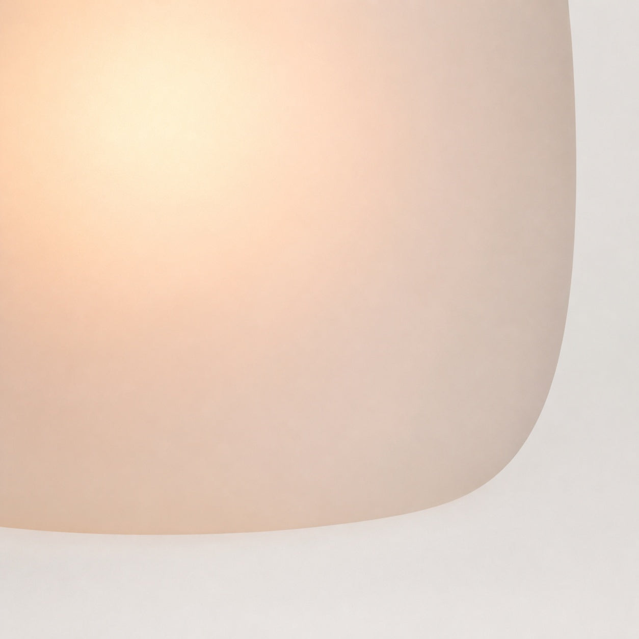 Lirra Wandleuchte aus mattiertem Glas – Modernes, minimalistisches Design mit Metalloberfläche für Badezimmer oder Schminktisch