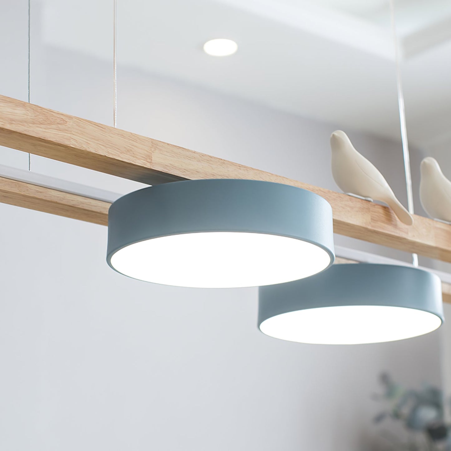 Vogel-Kronleuchter, Holzbalken, Metall, Acrylharz, integrierte LED, helles weißes Licht