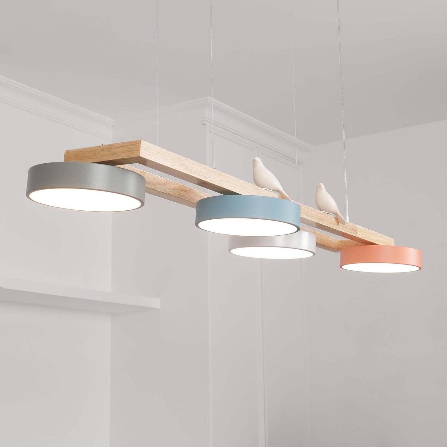 Vogel-Kronleuchter, Holzbalken, Metall, Acrylharz, integrierte LED, helles weißes Licht