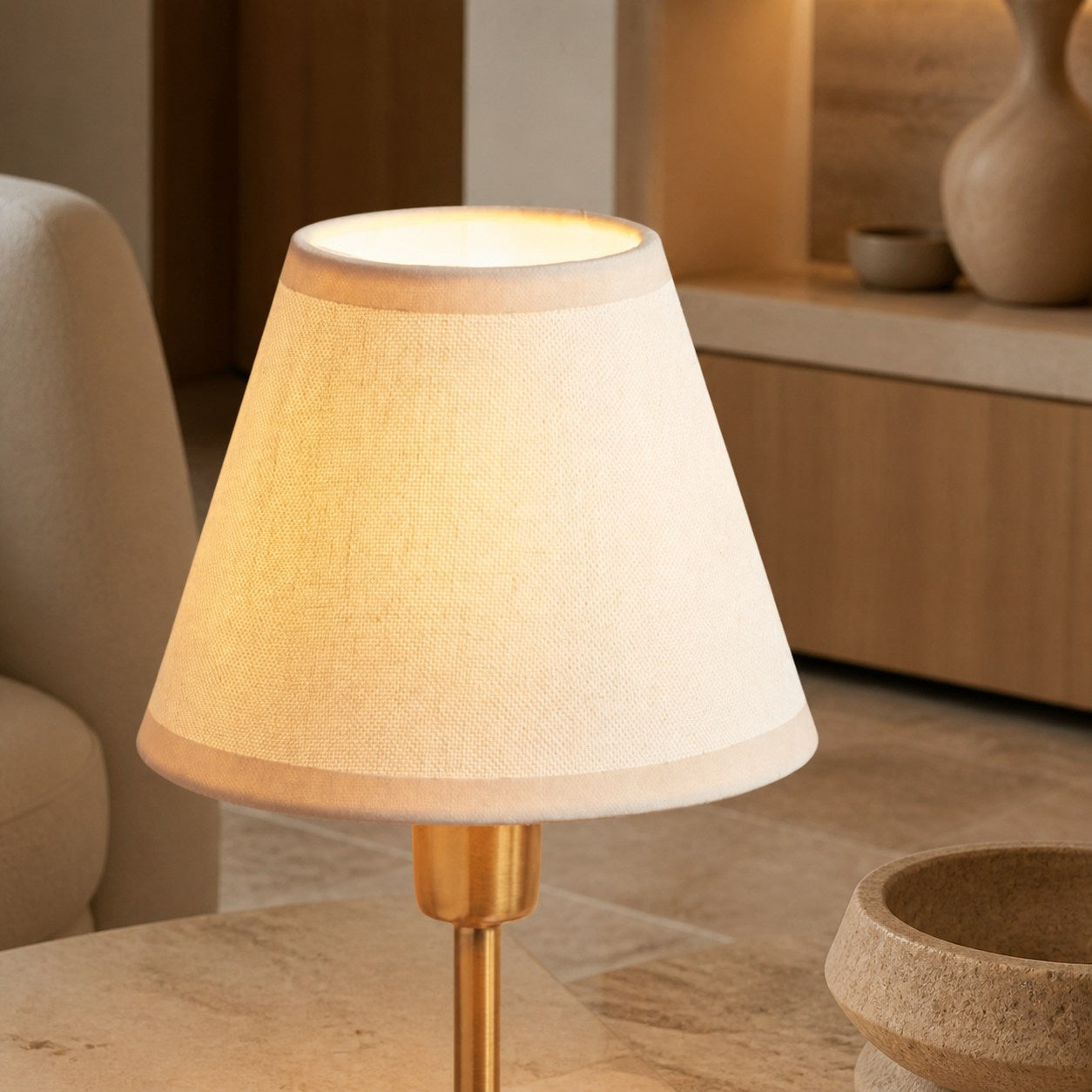 Bronzuno Schreibtischlampe mit strukturiertem Stoffbezug – Moderne Leuchte mit Metallfuß für Büros oder Lounges