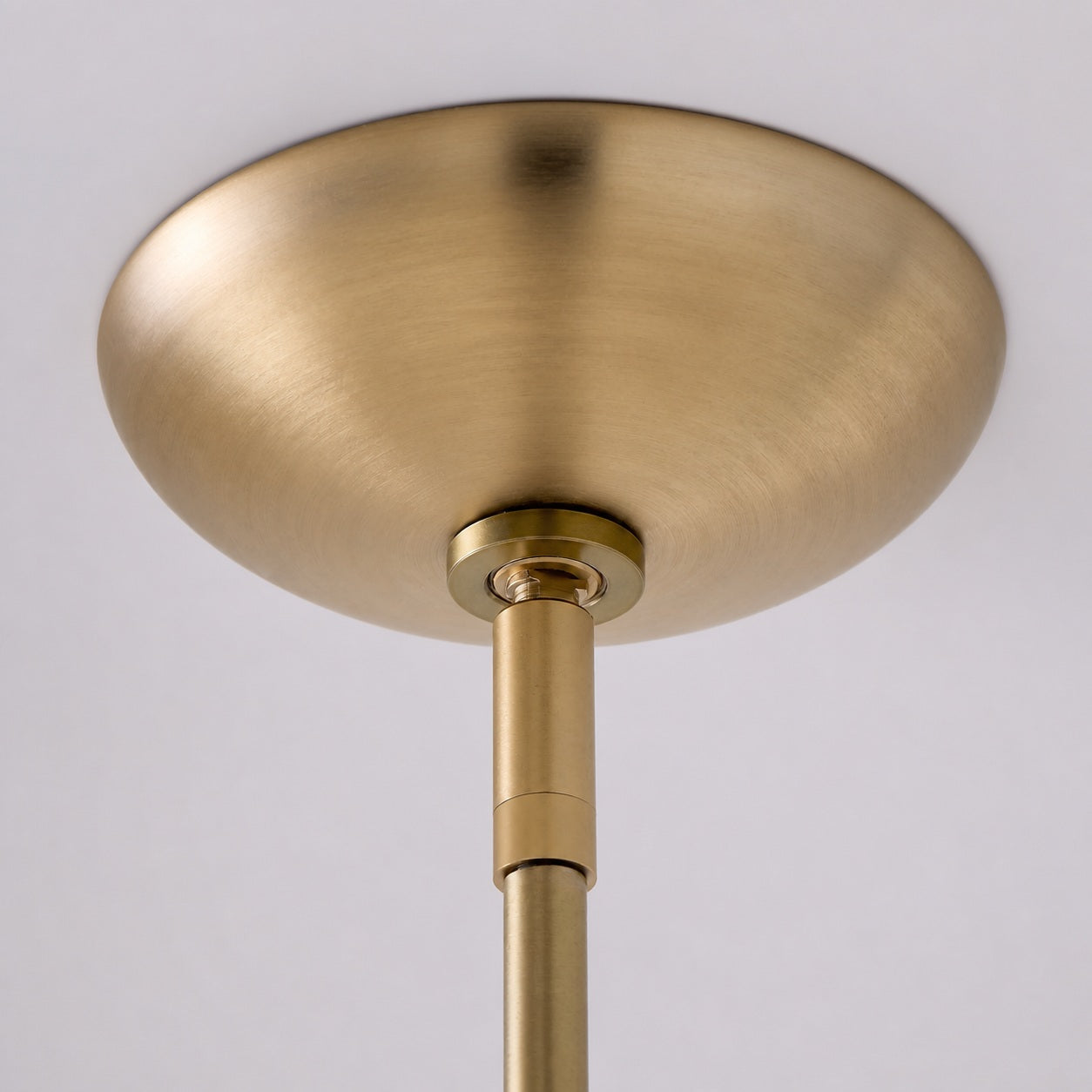 Die elegante ovale Pendelleuchte Ovalitus sorgt für stimmungsvolles Licht an der Kücheninsel.