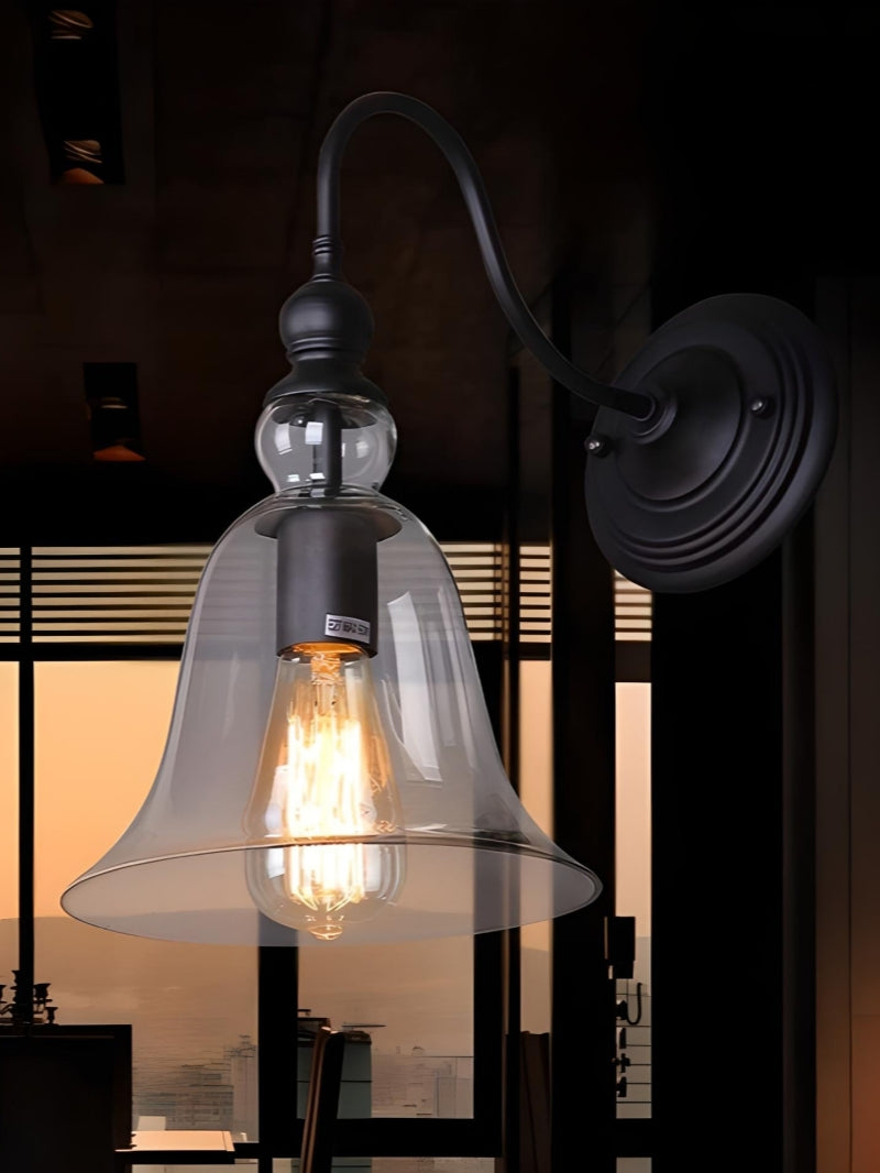 Moderne Wandleuchte im Industriestil mit Uhr und klarem Glas