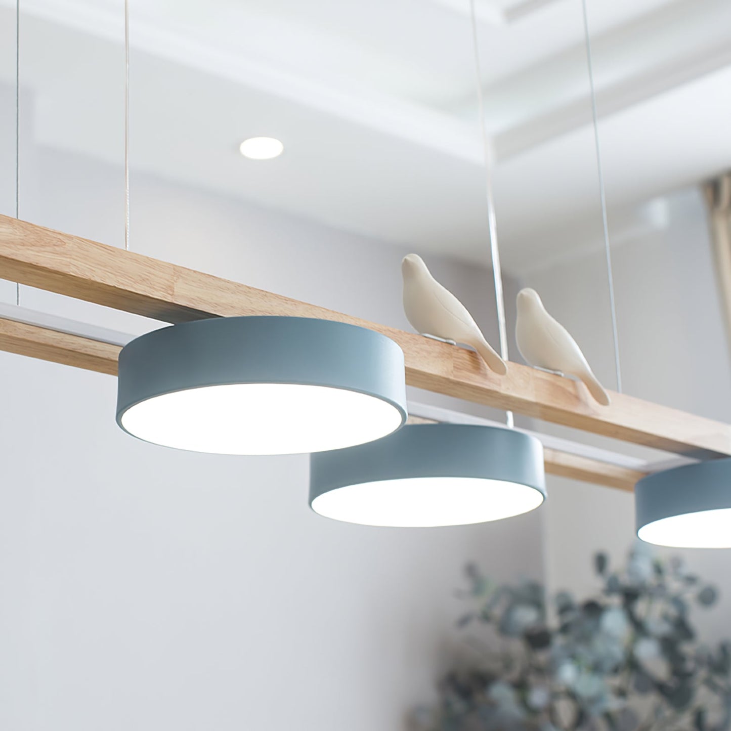 Vogel-Kronleuchter, Holzbalken, Metall, Acrylharz, integrierte LED, helles weißes Licht