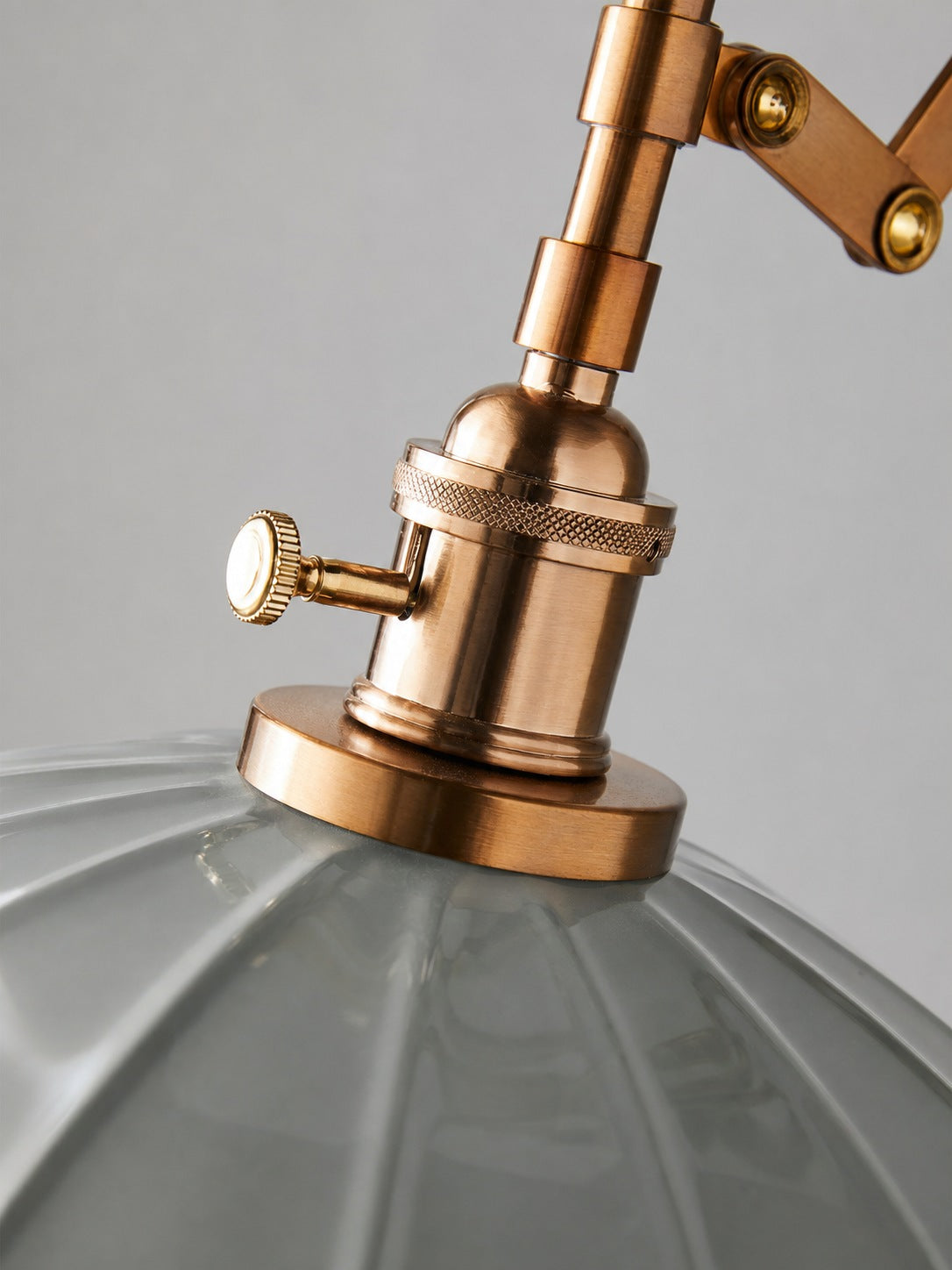 Furium Scalloped Accordian Plug-In Sconce - Messing Wandleuchte Elegance
