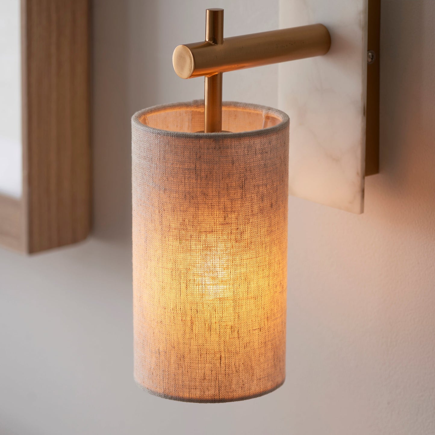 Linaevo Brass Wall Sconce with Linen Shade – Vintage-Inspired Accent Light for Modern Interiors