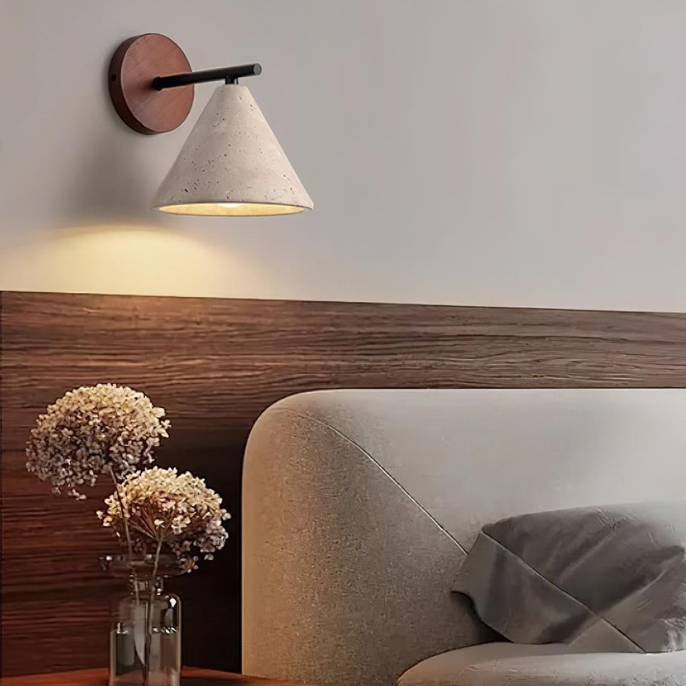 Moderne, minimalistische, konische Wandleuchte aus Travertin