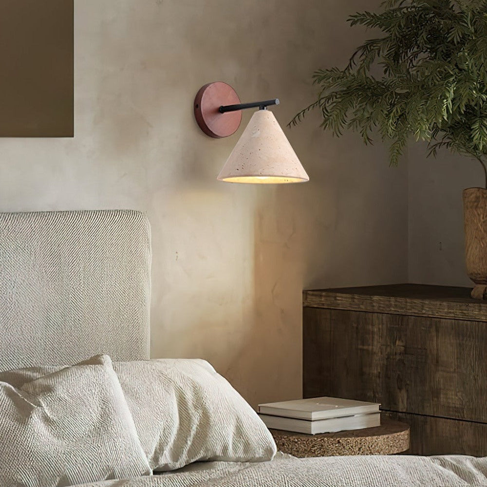 Moderne, minimalistische, konische Wandleuchte aus Travertin