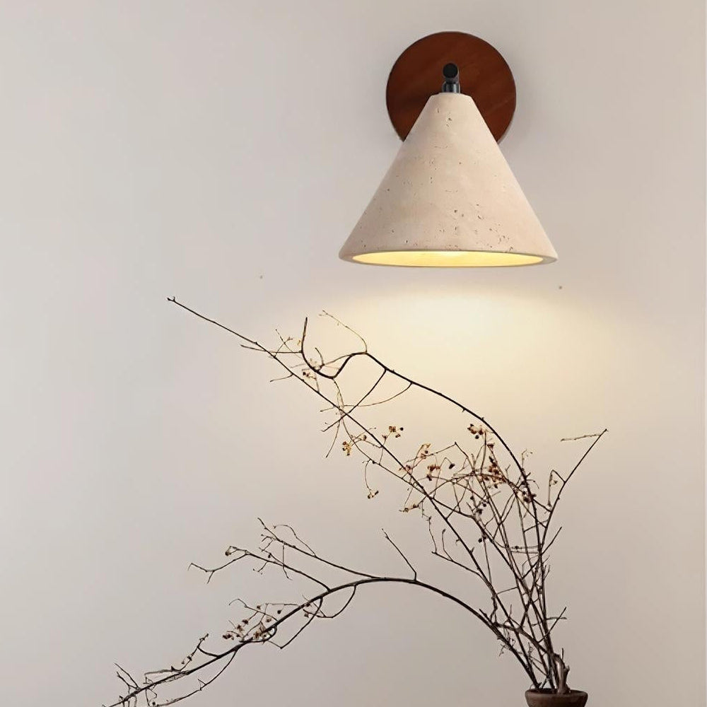 Moderne, minimalistische, konische Wandleuchte aus Travertin