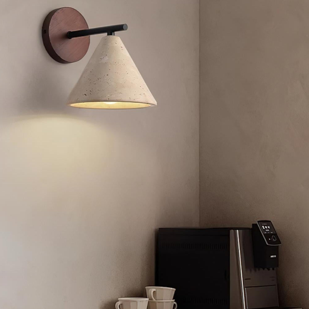 Moderne, minimalistische, konische Wandleuchte aus Travertin