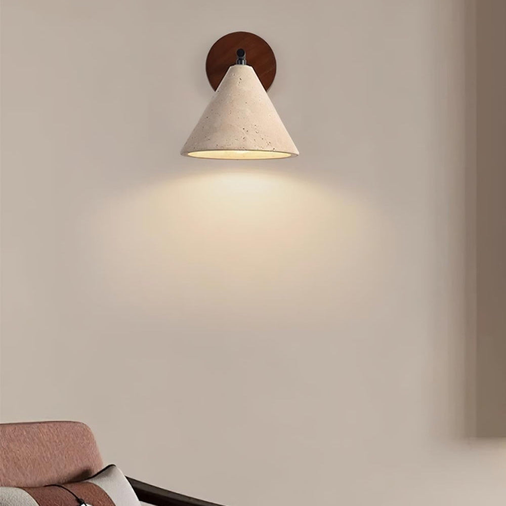 Moderne, minimalistische, konische Wandleuchte aus Travertin