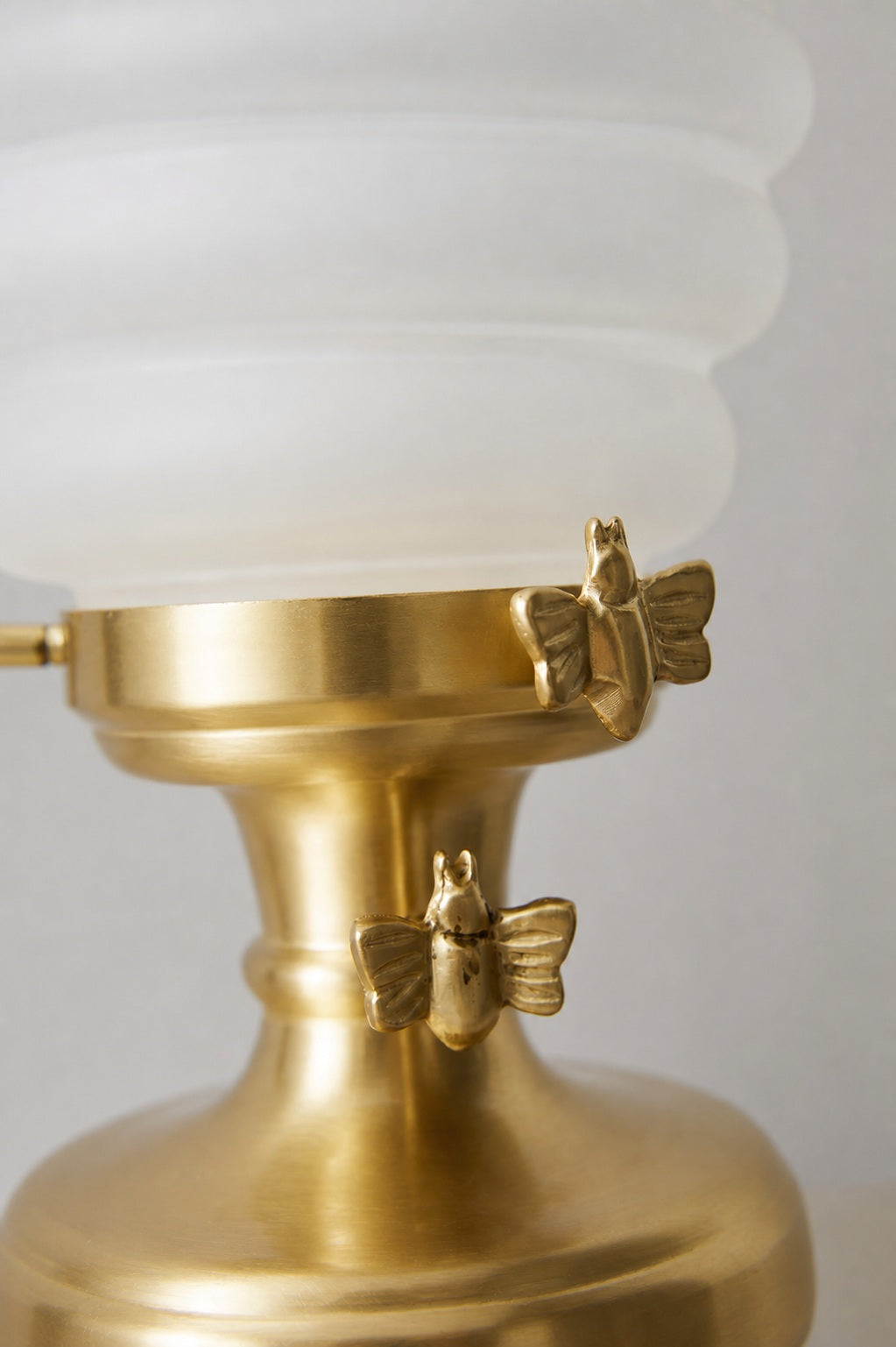 Dekorative Tischlampe Capigia – Dekorative Beleuchtung aus Glas und Metall