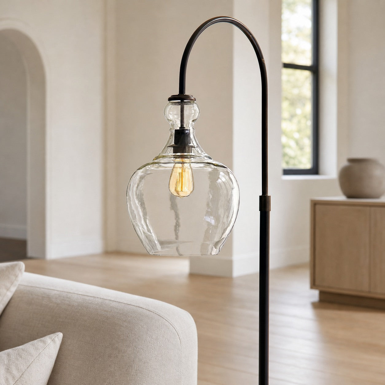 Lawson Stehlampe aus recyceltem Glas – einzigartige Aluminiumbeleuchtung mit Messing-Finish