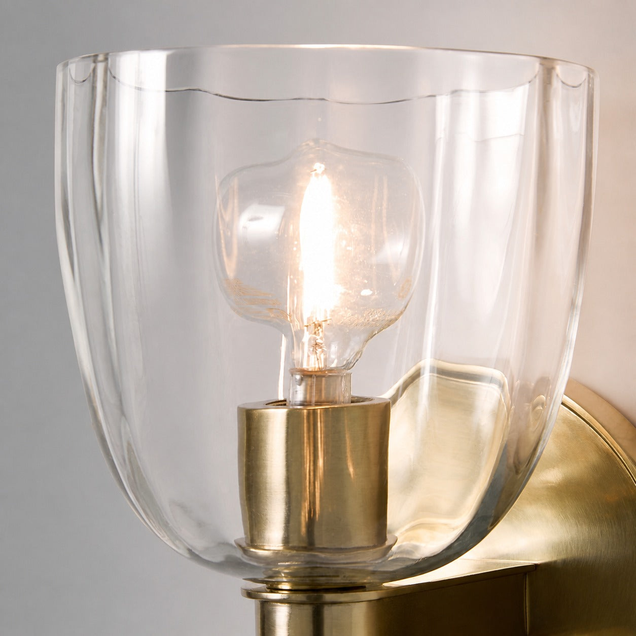 Vega Glas-Wandleuchte im minimalistischen Stil mit Kugelform, sanftes, diffuses Licht, erhältlich als Ein- oder Zweiflammenleuchte