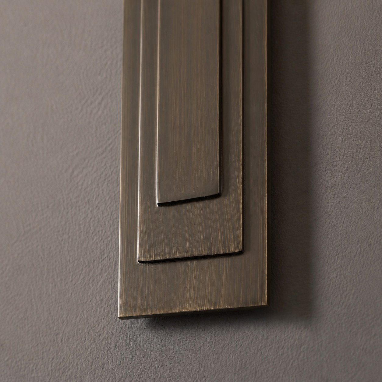 Linexis Wandleuchte im Vintage-Stil mit skulpturalem Armdesign – Moderner Art-Deco-Stil für Flure und Schlafzimmer