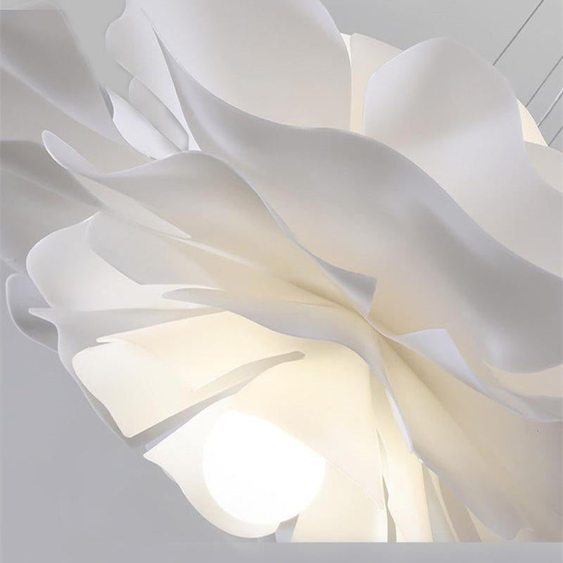Nordische Pendelleuchte mit weißer Lotusblüte