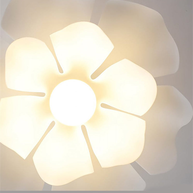 Nordische Pendelleuchte mit weißer Lotusblüte