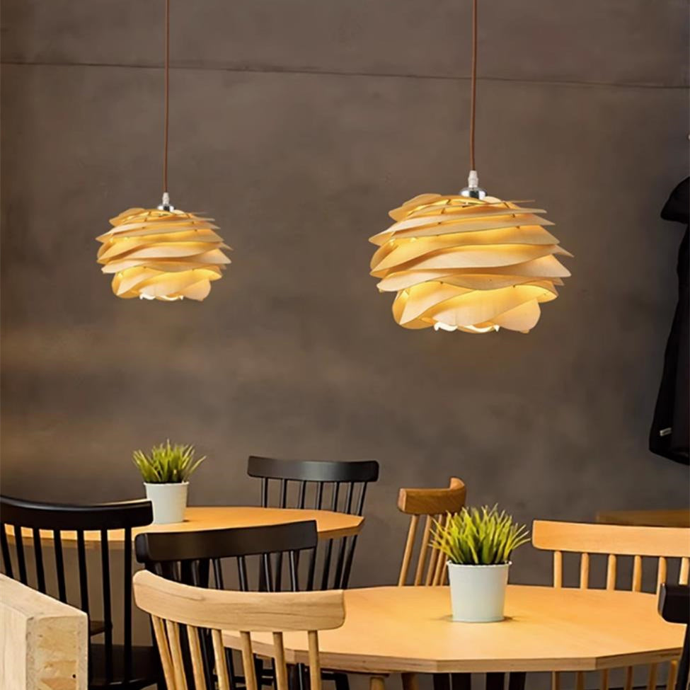 Französischer Tannenzapfen Holz Hängelampe Pendelleuchte mit raffiniertem Design für den Empfangsbereich