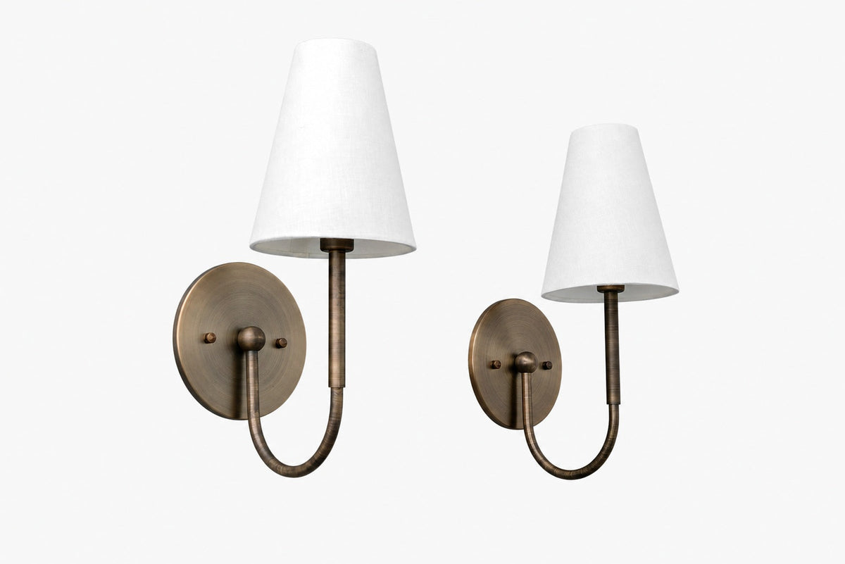 Traditionelle Wandleuchte der Curva Metal Collection – Messing-Finish mit Schirm