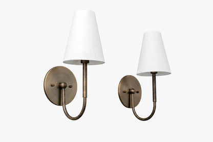 Traditionelle Wandleuchte der Curva Metal Collection – Messing-Finish mit Schirm