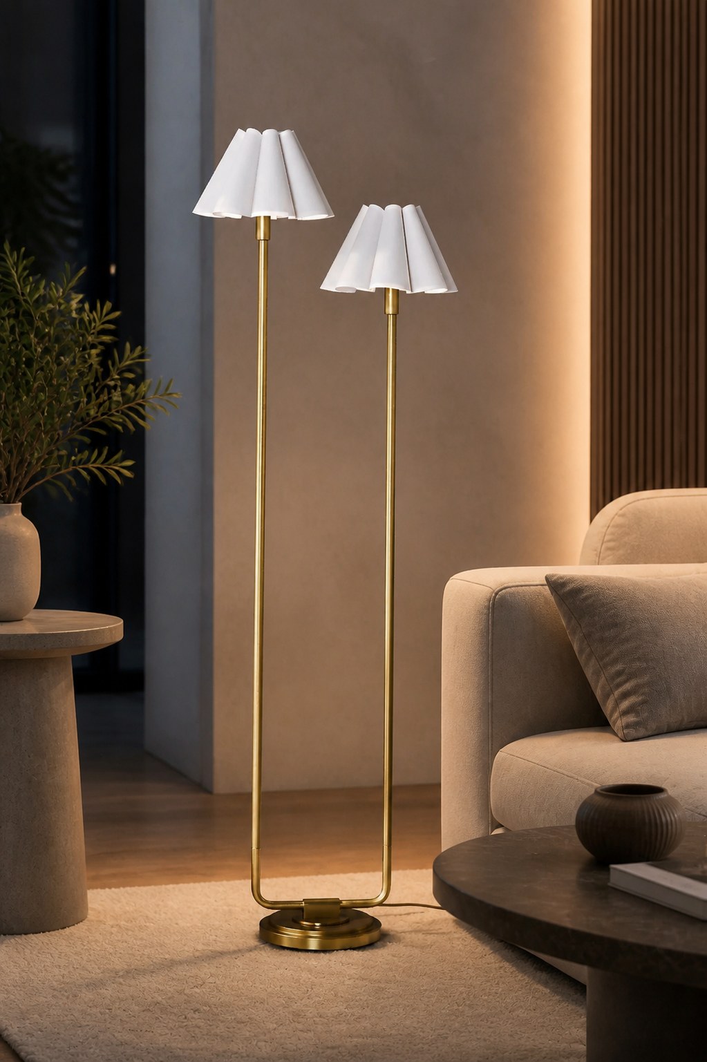 Capirise Stehlampe mit goldfarbenem gewelltem Schirm – Moderne Metallbeleuchtung fürs Schlafzimmer