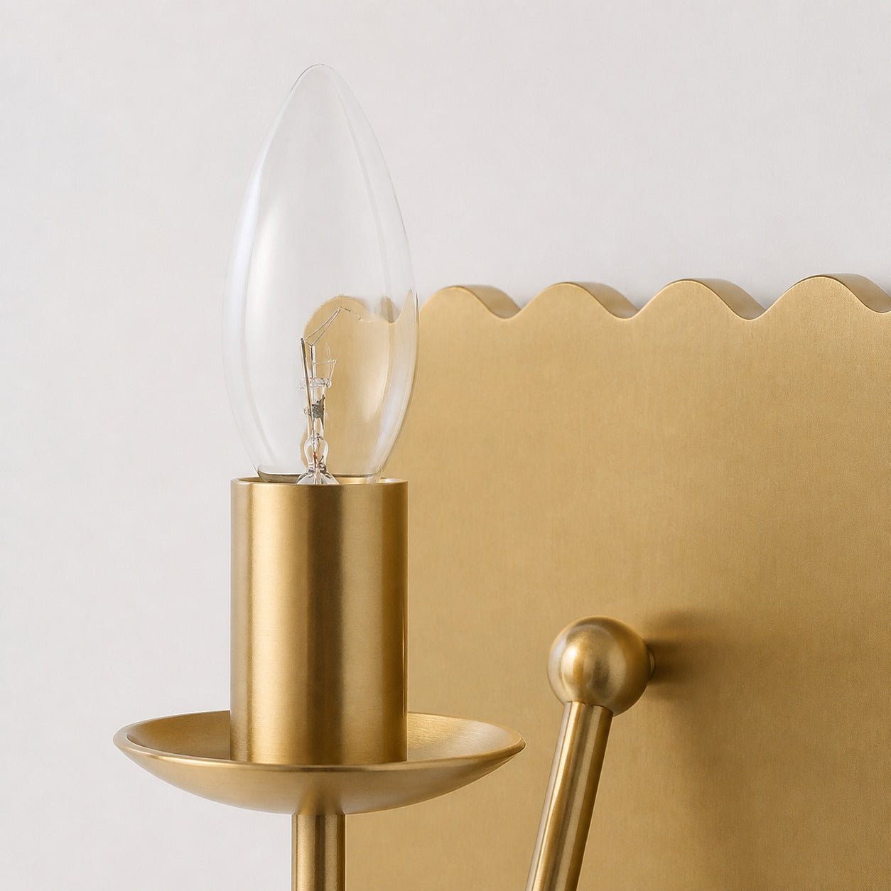 Modo Decorative Wall Light – Modern Wavy Metal Wall Sconce for Bedrooms and Hallways