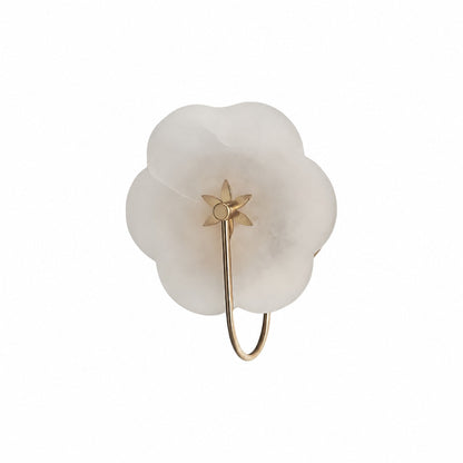 Albi Alabaster-Wandleuchte – Die eingravierten floralen Konturen eignen sich für Wohn- oder Schlafzimmer.