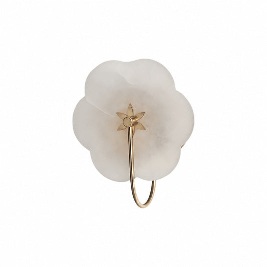 Albi Alabaster-Wandleuchte – Die eingravierten floralen Konturen eignen sich für Wohn- oder Schlafzimmer.