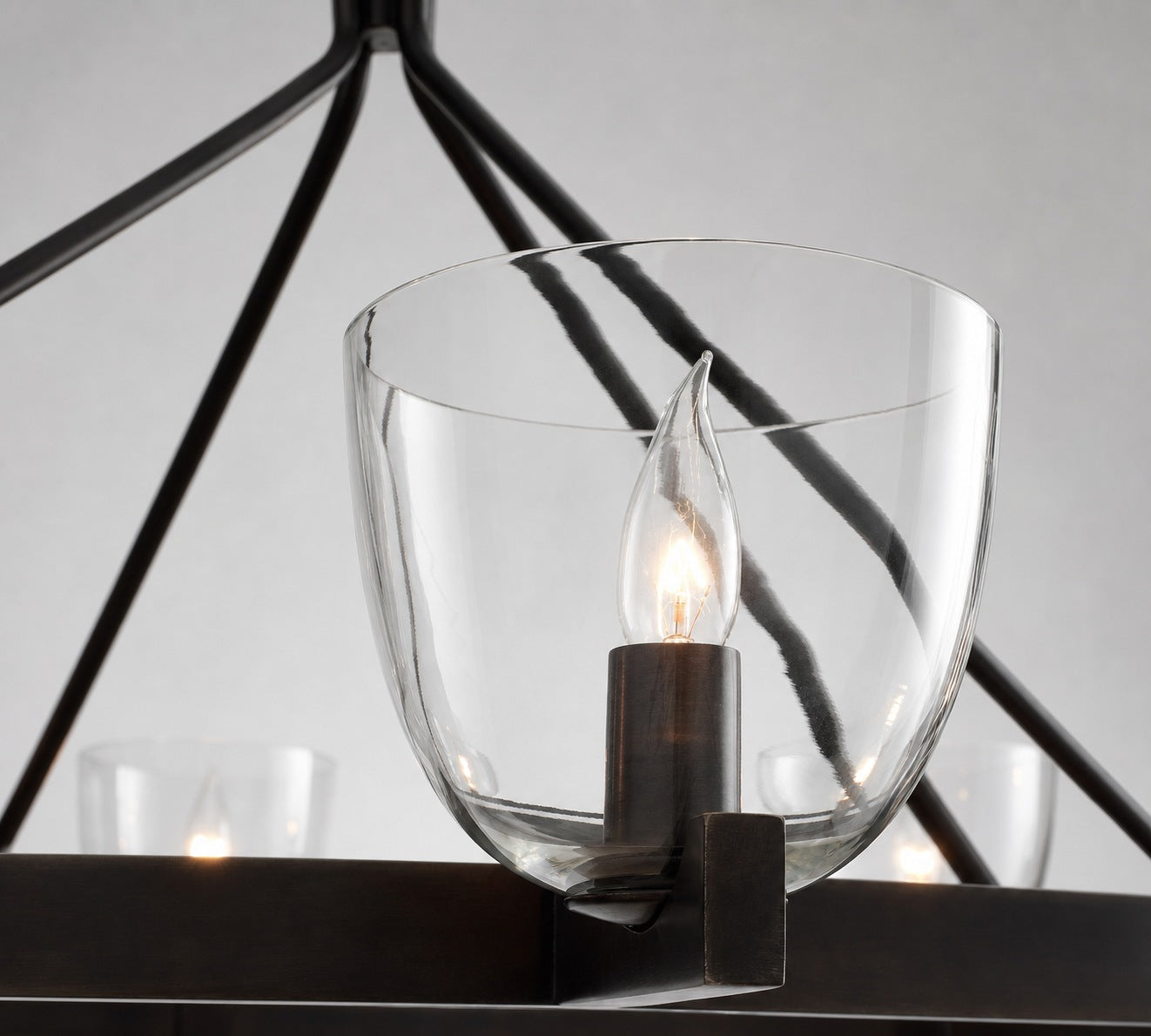 Auria Kronleuchter aus mundgeblasenem Glas und Metall – modernes Messingdesign