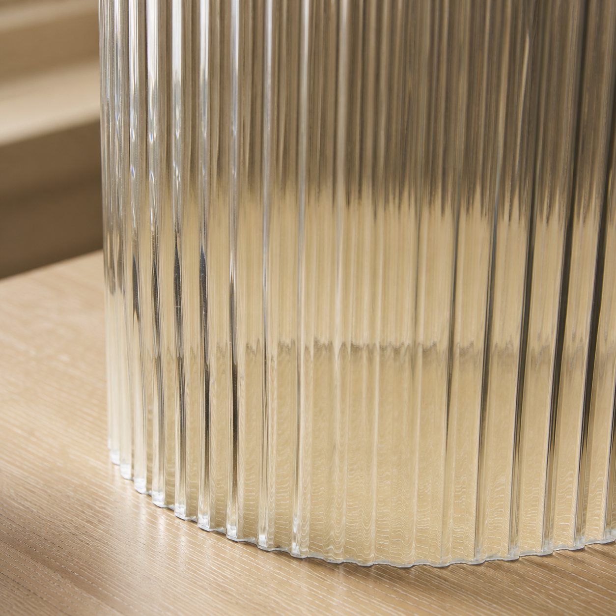 Bravira Strukturierte Glas Tischlampe mit klarer Leinen Schirm in zeitgemäßem Design für Wohnzimmer oder Homeoffice