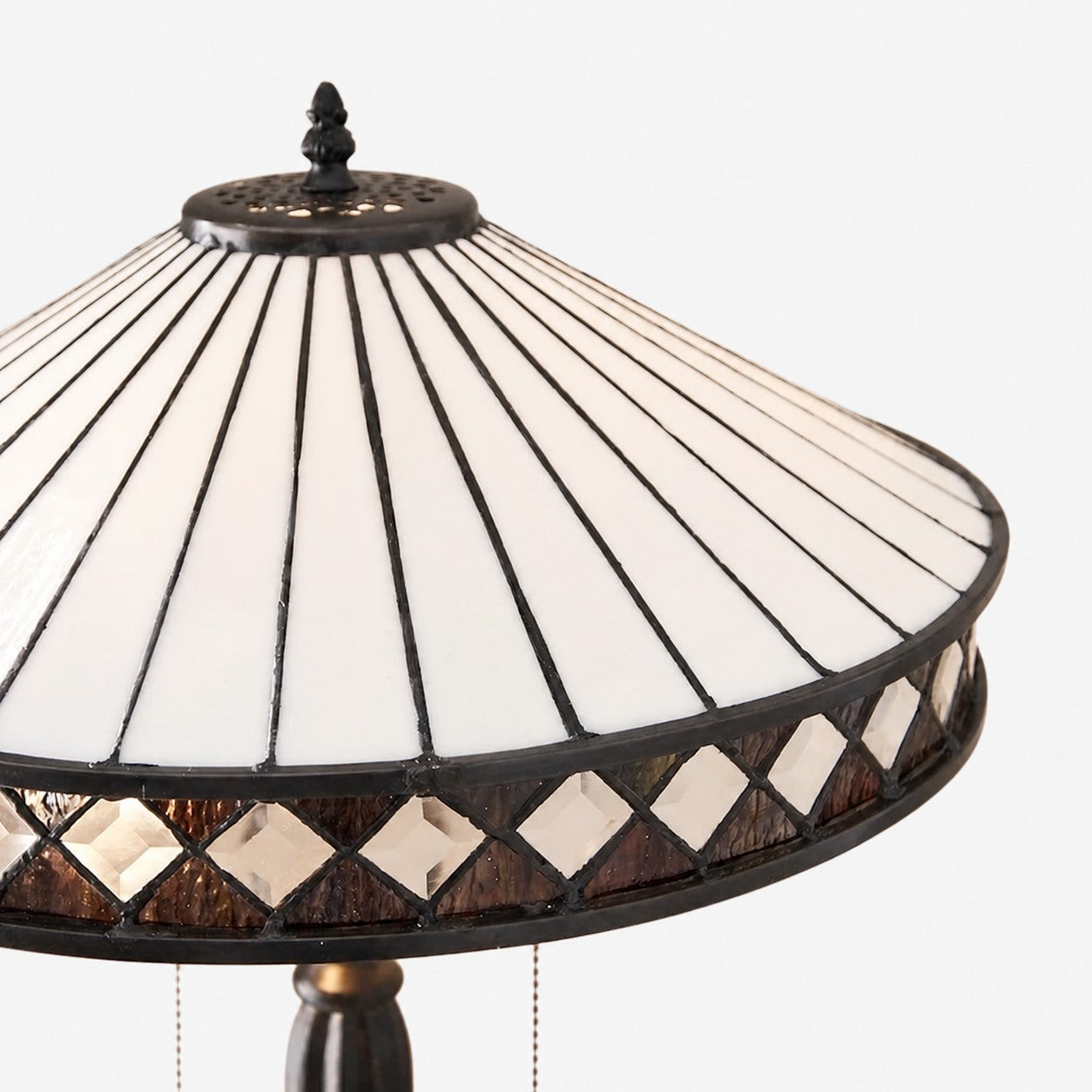 TF Fargo Geometrische Tiffany-Lampe – Akzentbeleuchtung aus bernsteinfarbenem und cremefarbenem Glas für Schlafzimmer oder Arbeitszimmer