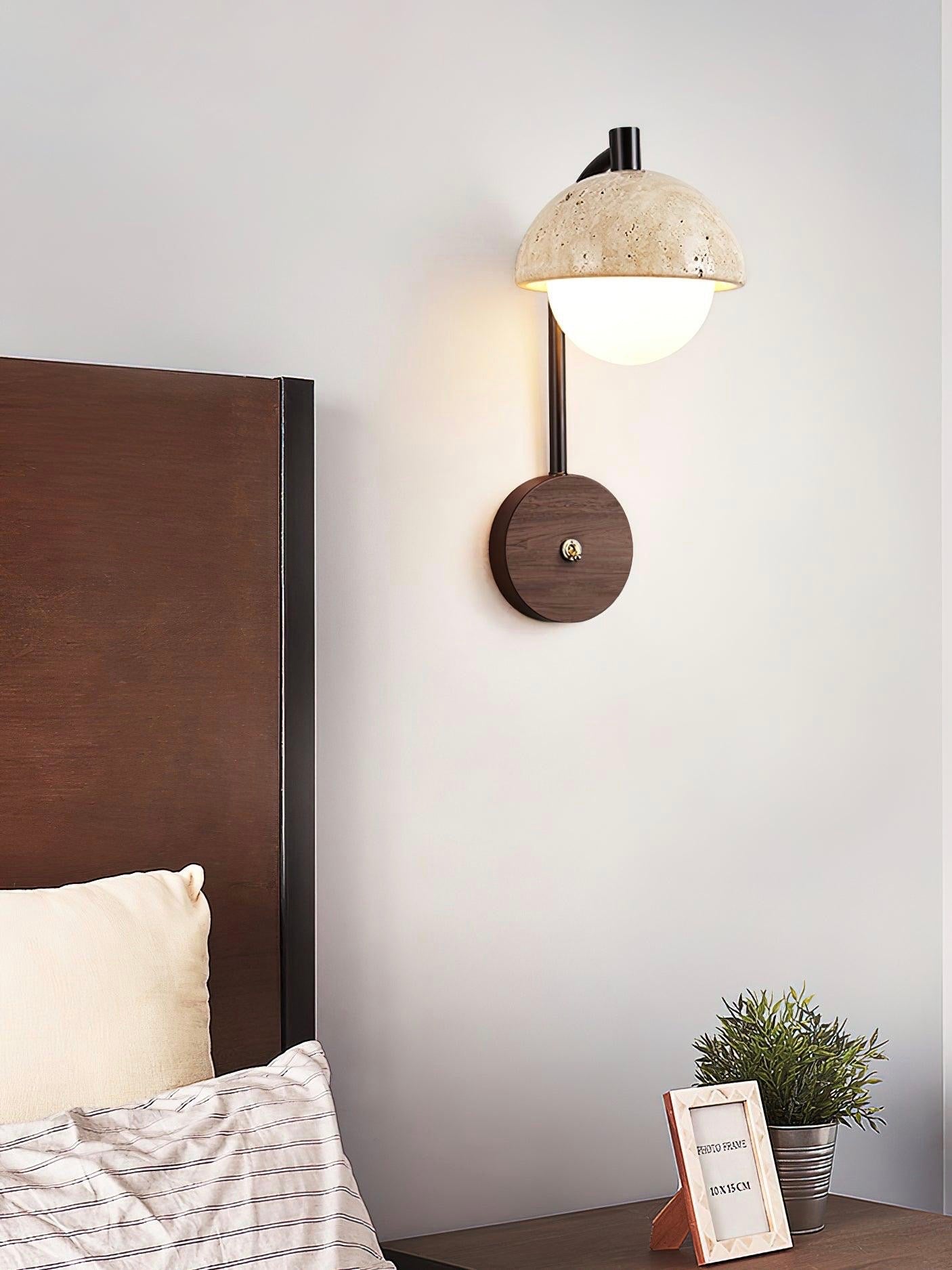 Wandleuchte aus Travertin im Wabi Sabi Stil mit Halbkugel Design für Wohnzimmer und Schlafzimmer