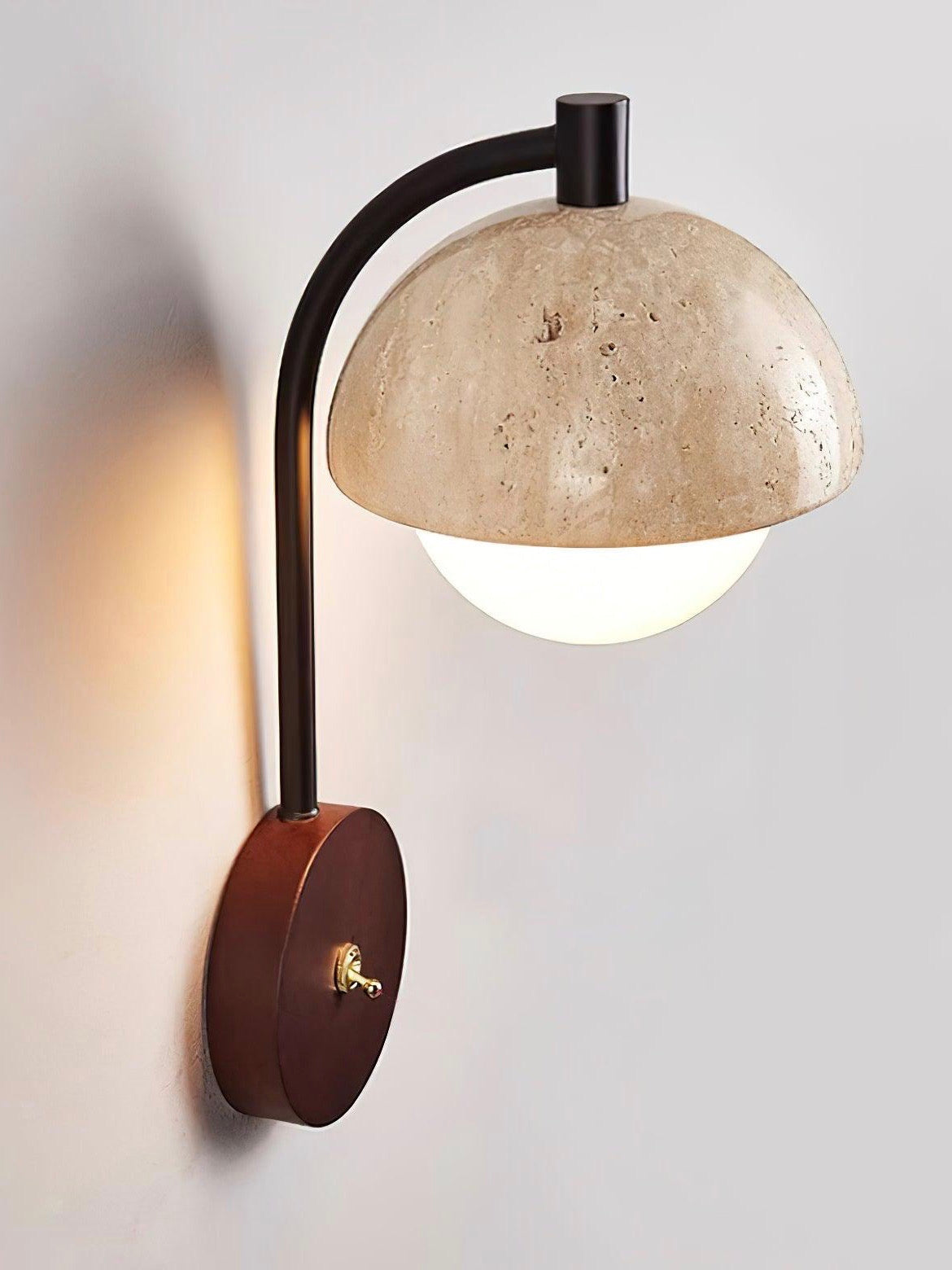 Wandleuchte aus Travertin im Wabi Sabi Stil mit Halbkugel Design für Wohnzimmer und Schlafzimmer