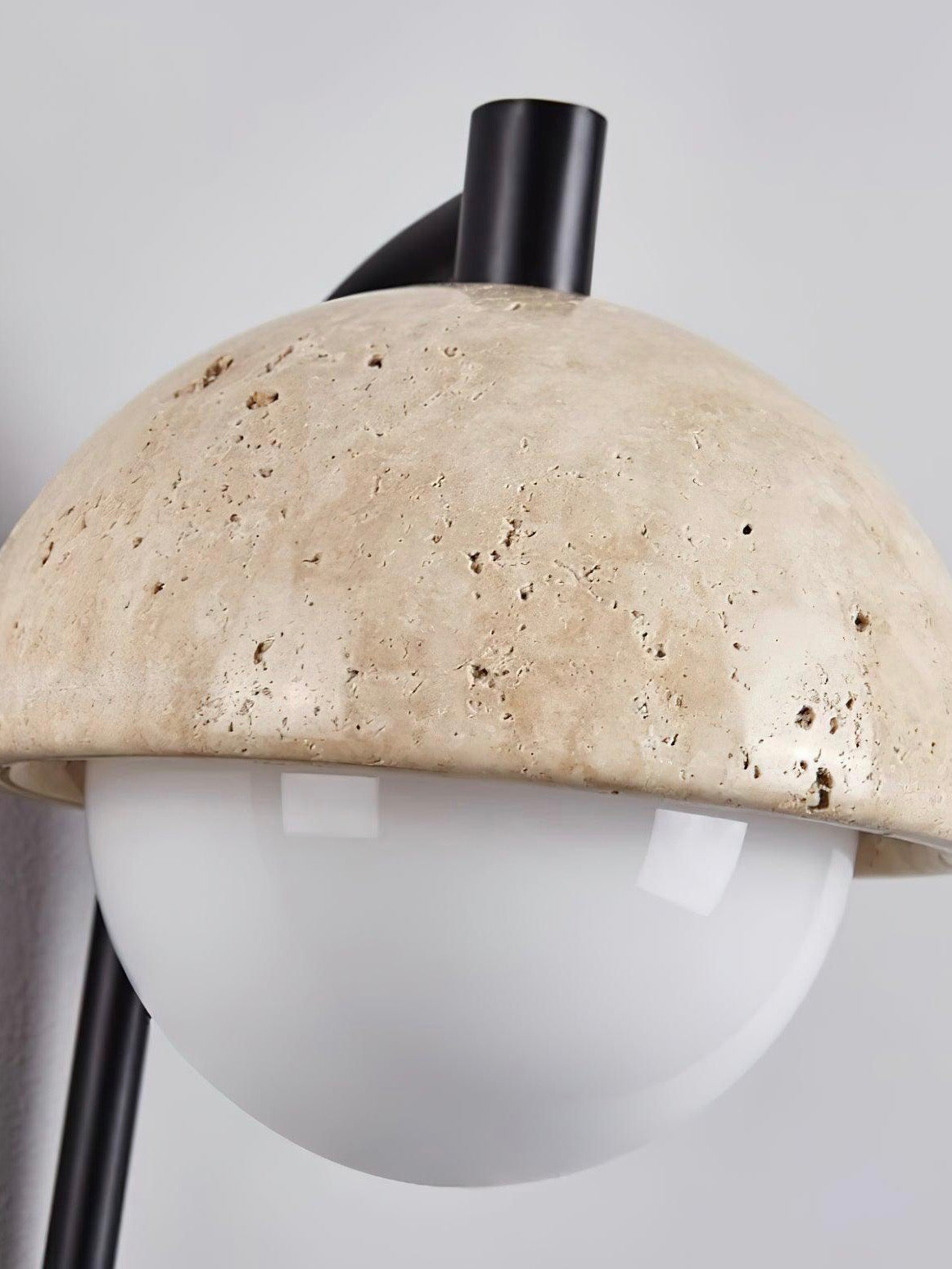 Wandleuchte aus Travertin im Wabi Sabi Stil mit Halbkugel Design für Wohnzimmer und Schlafzimmer