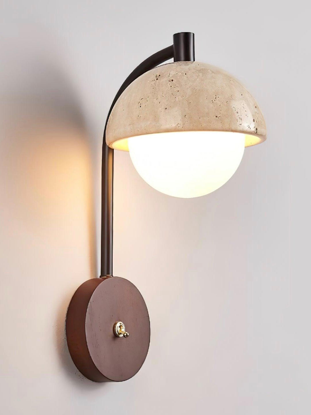 Wandleuchte aus Travertin im Wabi Sabi Stil mit Halbkugel Design für Wohnzimmer und Schlafzimmer