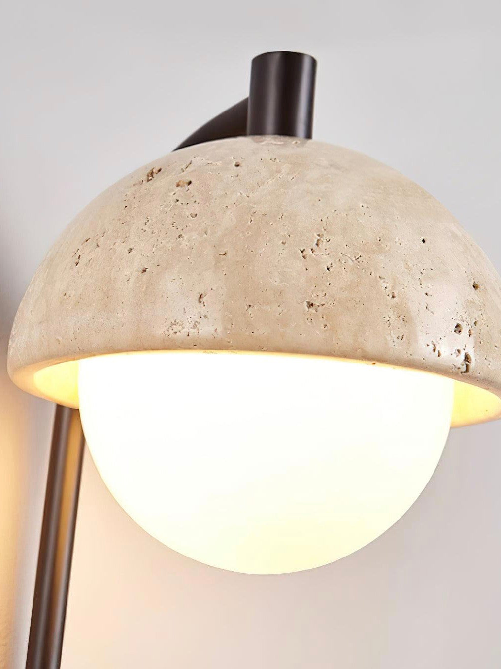 Wandleuchte aus Travertin im Wabi Sabi Stil mit Halbkugel Design für Wohnzimmer und Schlafzimmer