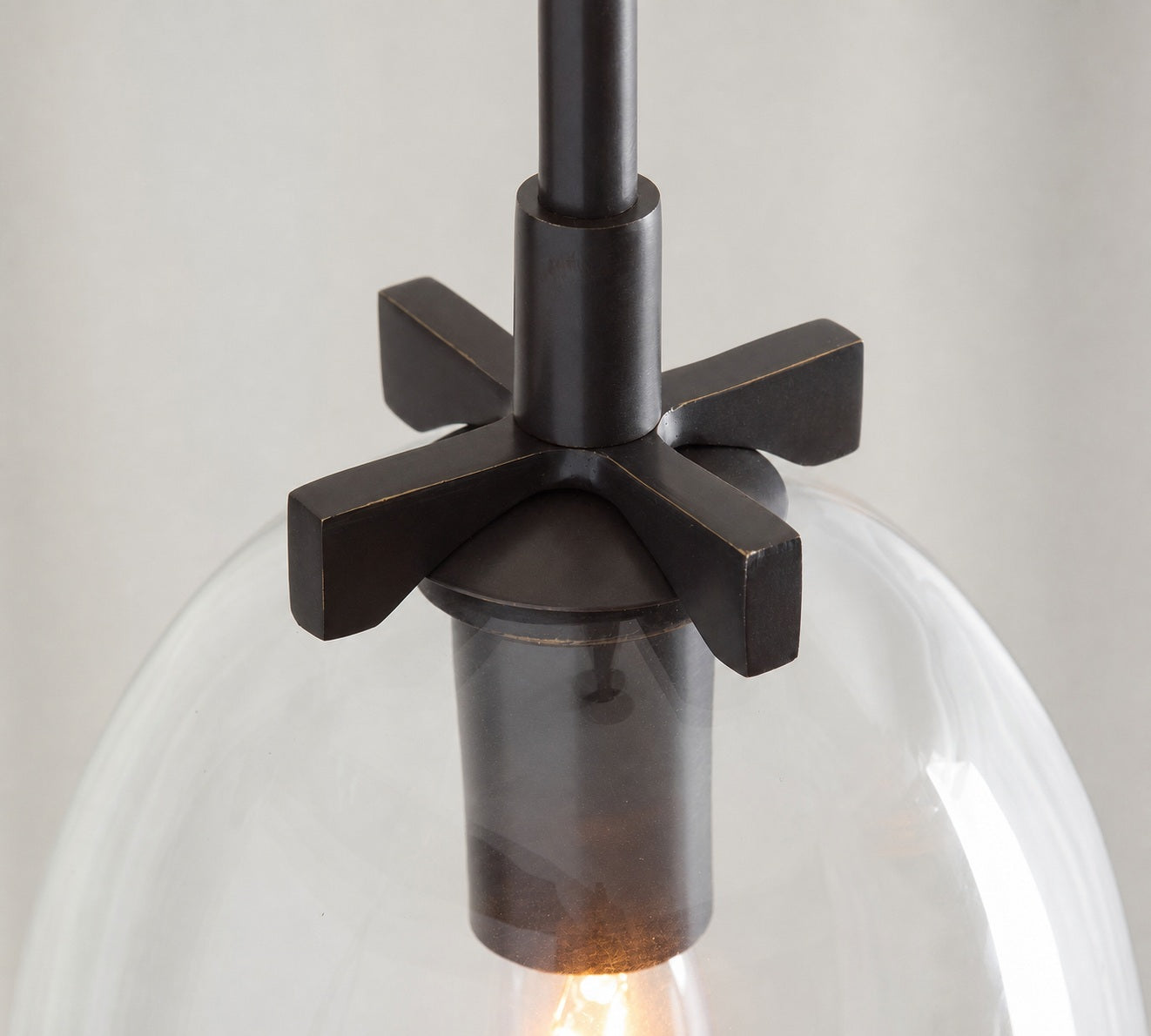 Auria Pendelleuchte aus Metall und Messing – Vintage-Finish mit Glasschirm