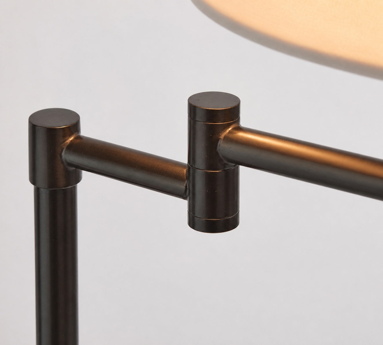Rowan Schlanke Articulating Floor Lamp mit Leinenlampenschirm für fokussiertes Licht