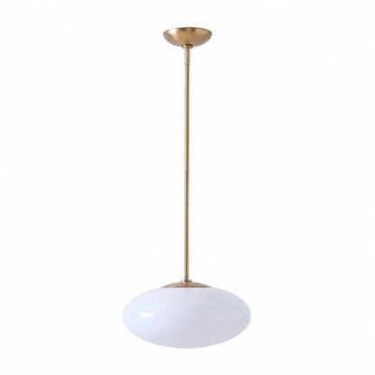Die elegante ovale Pendelleuchte Ovalitus sorgt für stimmungsvolles Licht an der Kücheninsel.