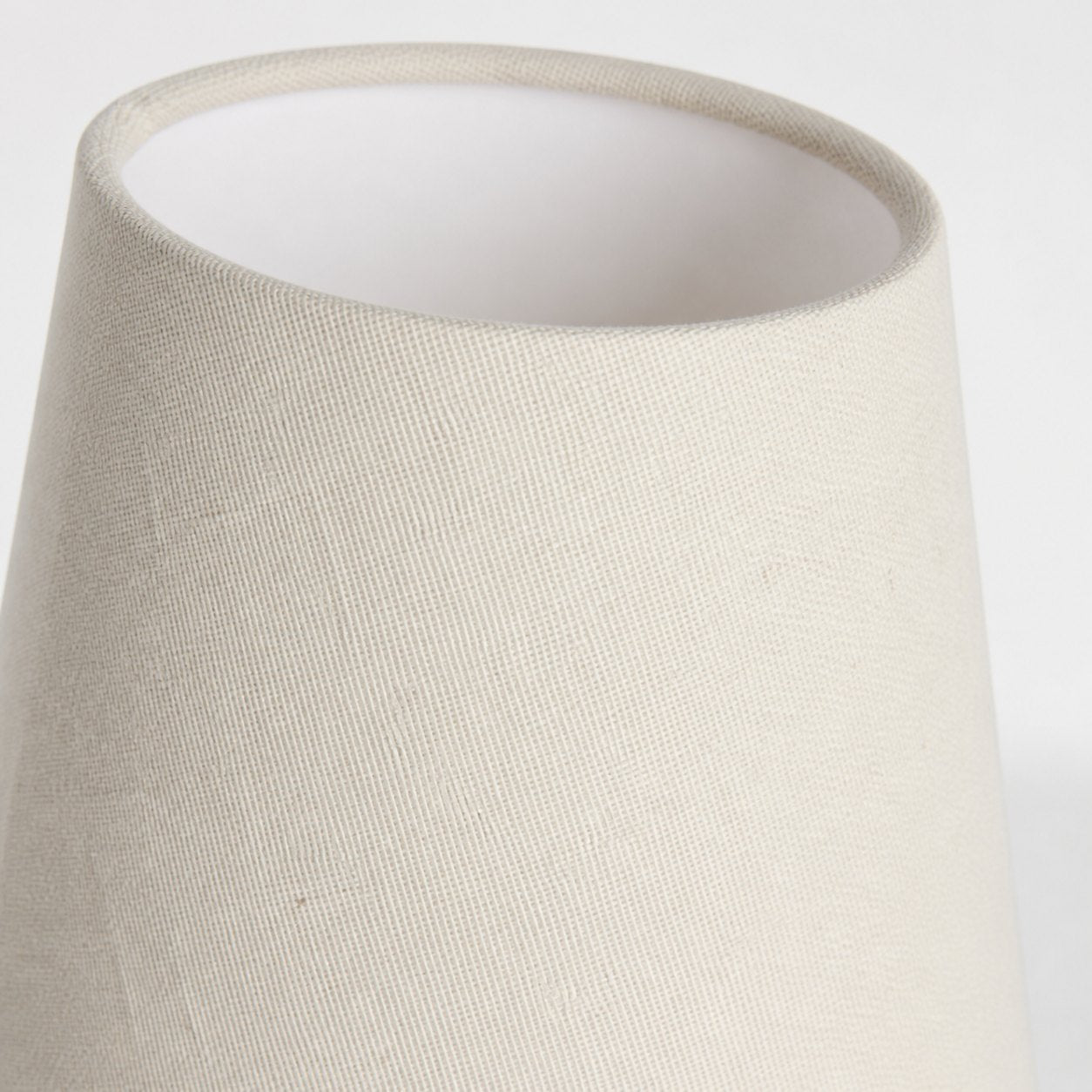 Cordove Stehleuchte mit drei konischen Schirmen – Moderne minimalistische Metall-Stoffleuchte für das Wohnzimmer