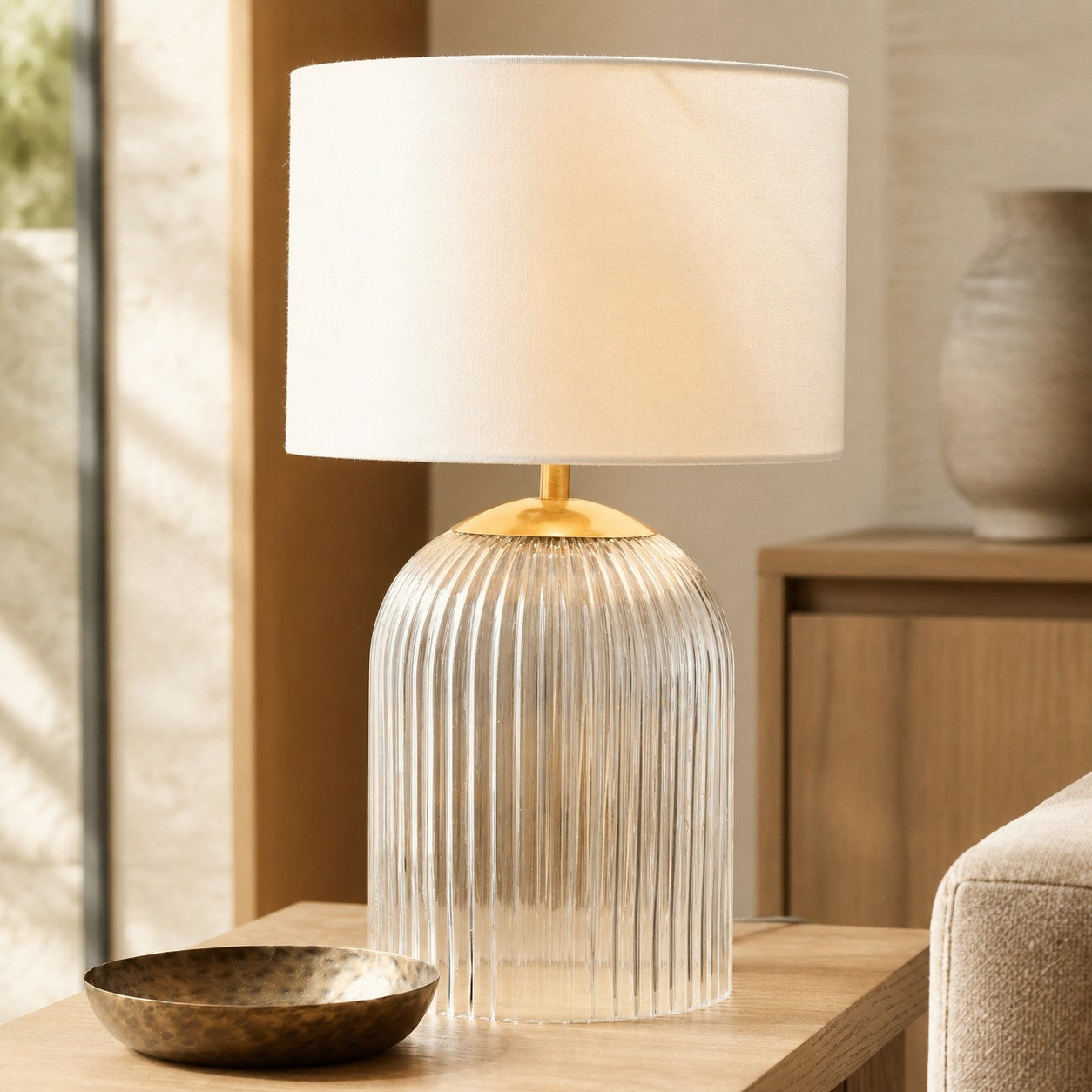 Bravira Strukturierte Glas Tischlampe mit klarer Leinen Schirm in zeitgemäßem Design für Wohnzimmer oder Homeoffice