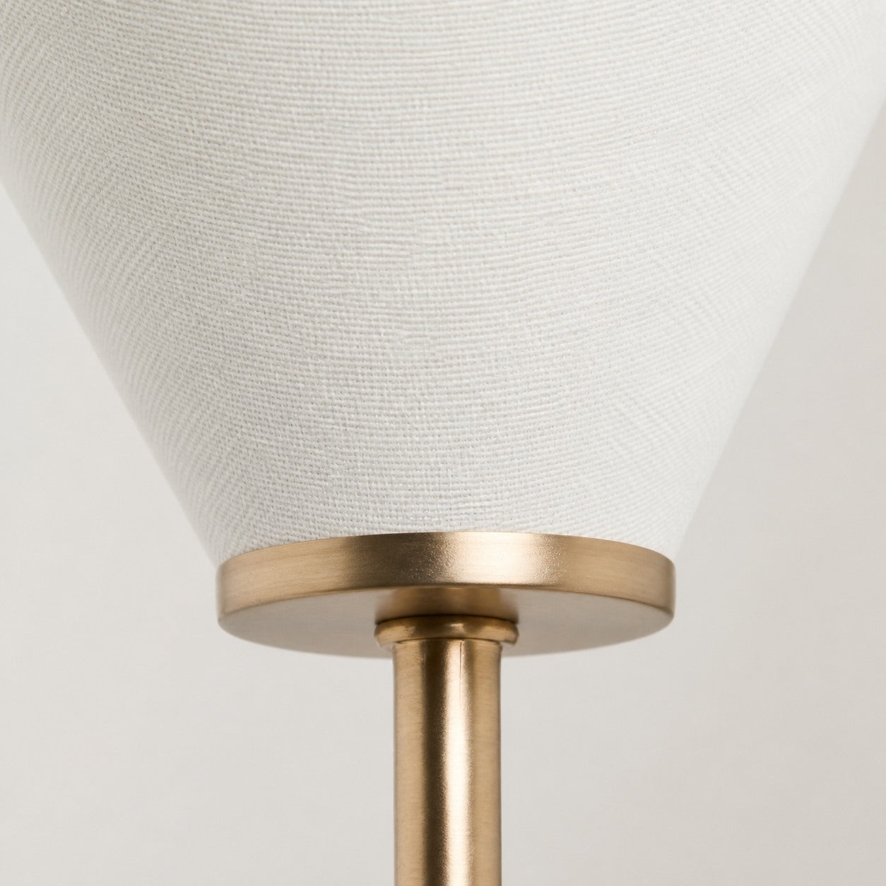 Kysara Wandleuchte aus Messing und Leinen – Skulpturales Kurvendesign, geeignet für Wohnzimmer, Schlafzimmer und Badezimmer