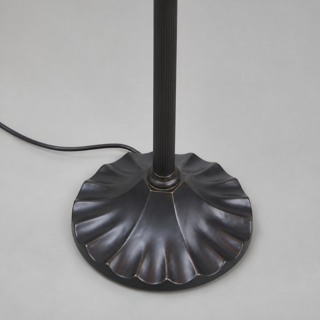 TF Fargo Geometrische Tiffany-Lampe – Akzentbeleuchtung aus bernsteinfarbenem und cremefarbenem Glas für Schlafzimmer oder Arbeitszimmer